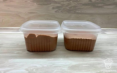 Как только масса увеличится в объеме и приобретает более густую кремовую консистенцию, переложите массу в контейнер и уберите в морозилку.