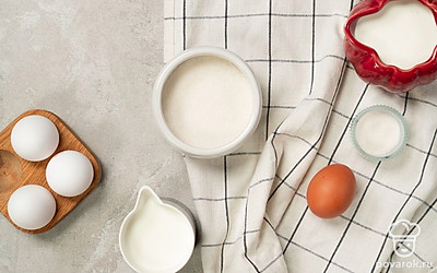 Подготовьте необходимые продукты, удобно расположите их на рабочем столе. Сливки охладите. Яйца помойте и отделите белки от желтков. Приготовьте миксер, контейнер и креманки. Натрите шоколад для подачи.