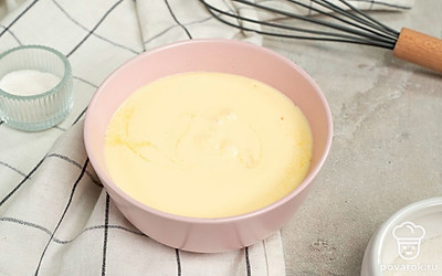 Подготовьте молочную основу. Молоко вскипятите и дайте ему немного остыть. В желтки введите простой и ванильный сахар, взбейте до легкой воздушности. Тонкой струйкой влейте их в молоко, постоянно перемешивая. Затем полученную массу подогрейте на слабом огне, помешивая, доведите ее до загустения, но не давайте закипеть. Затем молочную основу остудите.