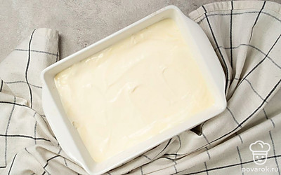 Введите в молочную основу сливки и завершите приготовление. Остывшую молочную основу протрите через сито. Сливки взбейте при помощи миксера в пышную массу. Введите в молочно-яичную смесь, не забывая постоянно помешивать. Выложите заготовку в контейнер и поставьте застывать на 2-3 часа. За это время 3-4 раза перемешайте массу.