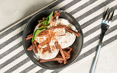 Пломбир из яиц разложите по креманкам, посыпьте тертым шоколадом.