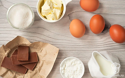 Перед приготовлением пломбира сливки на 15-20 минут поставьте в морозилку. Помойте яйца и отделите белки от желтков. Разбейте охлажденное яйцо ножом посередине, перелейте несколько раз желток из половинок скорлупы над миской. Так белок сам вытечет в емкость. Натрите на мелкой терке шоколад. Измельчите необходимое количество сахара в сухом блендере, затем просейте пудру. Это избавит ее от неизмельченных кристалликов и сделает однородной.