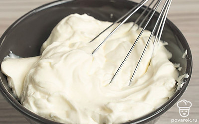 Взбейте сливки. В глубокую миску влейте охлажденные сливки. Начните взбивать миксером сливки на минимальной скорости, затем увеличьте мощность и взбивайте до устойчивых пиков. Затем влейте в сливки остывшую яичную смесь. Тщательно перемешайте массу лопаткой или венчиком.