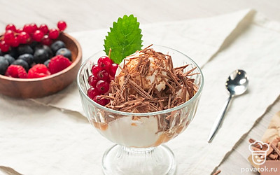 С помощью ложки для мороженого сделайте из пломбира шарики. Для подачи используйте креманки, вазочки или розетки. Украсьте десерт шоколадной стружкой.