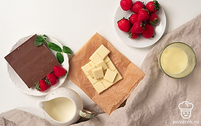 Клубнику промойте и обсушите, при необходимости разморозьте на нижней полке холодильника, затем сложите в дуршлаг и дайте лишней жидкости стечь. Затем нарежьте ягоды на небольшие кусочки, отложив немного для украшения. Сливки перед приготовлением поставьте на 30 минут в морозилку. Белый шоколад мелко нарубите или измельчите блендером, шоколад для украшения натрите на мелкой терке. Подготовьте миксер и форму для мороженого.