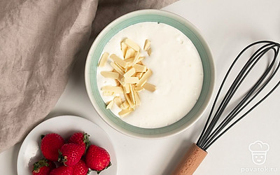 Поставьте пломбир застывать. Разложите мороженое по формам, разровняйте поверхность и уберите в морозильник до полного застывания приблизительно на 8-10 часов.