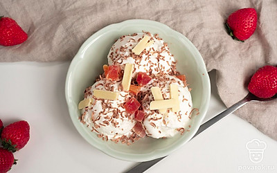 Украсьте десерт кусочками клубники и веточкой мяты, посыпьте шоколадной стружкой.