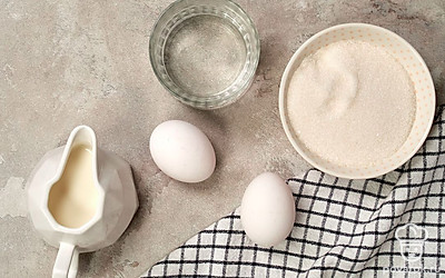 Подготовьте ингредиенты по списку. Яйца промойте и отделите желтки от белков. Мяту помойте. Приготовьте сотейник и формочки для пломбира.