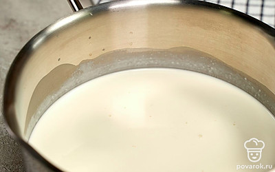 Прогрейте сливки. Сливки влейте в сотейник и поставьте на огонь. Подогрейте, не доводя до кипения. Следите за тем, чтобы они не свернулись.
