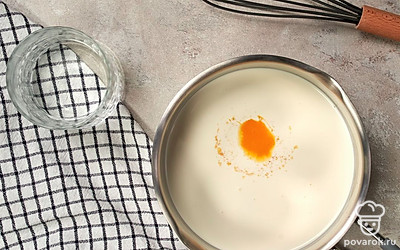 Сделайте пломбир. В миску выложите желтки и добавьте сахар. Перемешайте до растворения сахара. Добавьте полученную смесь в сливки и поставьте вновь на плиту. Снимите с огня, не доводя до кипения. Влейте водку и перемешайте.