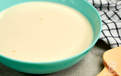 Заморозьте пломбир с водкой. Дайте пломбиру немного остыть, затем перелейте в формочки и отправьте в морозильную камеру на 4-5 часов.