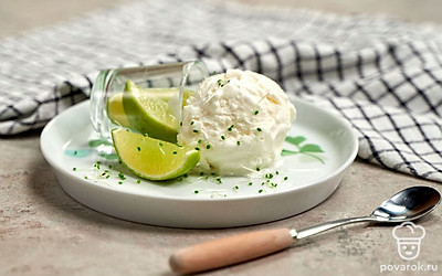 Подавайте пломбир с водкой, украсив его веточкой мяты.