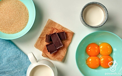 Удобно расположите продукты для приготовления. Яйца помойте и отделите желтки от белков. Шоколад натрите на терке.