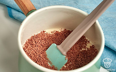 Приготовьте шоколадное мороженое. В небольшую миску отправьте желтки и насыпьте сахар. Взбейте до пышной светлой массы. Перемешайте со сливочно-молочной смесью. Верните на плиту. Варите около 30 минут, помешивая, но не доводя до кипения. Тертый шоколад всыпьте в массу и растворите. Будущее мороженое остудите, разлейте по формам или влейте в контейнер. Уберите в морозилку на 4-5 часов.