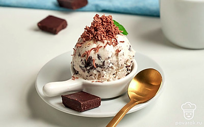 Сформируйте шарики мороженого, украсьте тертым шоколадом и подавайте к столу.