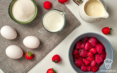 Разморозьте клубнику, промойте ее и откиньте на дуршлаг. Вымойте яйца и отделите белки от желтков. Охладите сливки в холодильнике в течение нескольких часов. Свежую клубнику для украшения помойте и порежьте дольками.