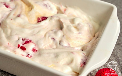 Дайте пломбиру застыть. Выложите пломбир в контейнер или формочки, плотно закройте их или затяните пищевой пленкой и поставьте в морозильную камеру на 6 часов. Периодически доставайте и перемешивайте массу, разбивая образующиеся кристаллы льда.