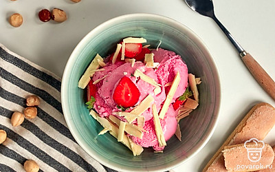 Подавайте пломбир, украсив его порезанной на дольки свежей клубникой.