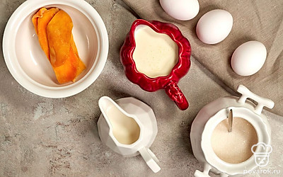 Манго, яйца, мяту и цукаты для подачи промойте и обсушите. Желтки отделите от белков. Манго поместите в чашу блендера, измельчите в пюре. Сливки отправьте в холодильник, чтобы во время приготовления они были холодными. Листья мяты отделите от веточки. Приготовьте сотейник, сито, миксер и форму для заморозки. Также подготовьте несколько глубоких мисок и пищевую пленку.