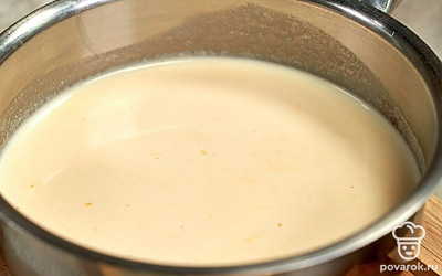 Приготовьте основу для пломбира. В сотейник влейте молоко, добавьте сахар и поставьте на средний огонь. Доведите содержимое сотейника до кипения. В отдельной миске смешайте сахар и яичные желтки. Затем влейте в смесь горячее молоко, постоянно помешивая. Размешайте смесь до полного растворения сахара и снова поставьте ее на огонь. Готовьте молочную основу до легкого загустения, не переставая помешивать, а после снимите с огня.