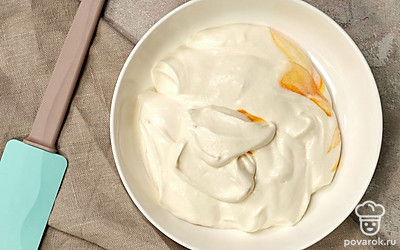 Соедините ингредиенты. Когда основа будет готова, пропустите ее через сито и оставьте остывать до комнатной температуры. В это время перелейте холодные сливки в глубокую чашу, взбейте их миксером до пышной массы, но не плотных пиков. Когда яичная смесь остынет, соедините ее с пюре из манго, а после — со сливками. Аккуратно перемешайте ингредиенты до однородности.