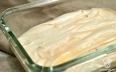 Приготовьте пломбир. Готовую основу перелейте в форму для заморозки, накройте ее пищевой пленкой и уберите в морозильную камеру на 4-5 часов. Каждый полчаса перемешивайте десерт ложкой, чтобы в нем не образовывались кристаллики льда.