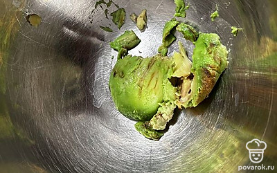 Авокадо разрежьте пополам и удалите косточку. Мякоть из половины авокадо положите в миску.