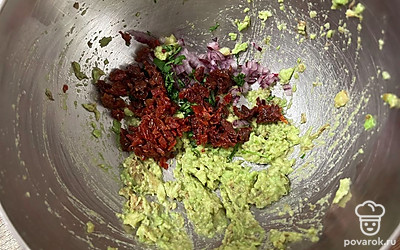 Кинзу, лук и вяленые томаты нарежьте мелким кубиком. Отправьте в миску.