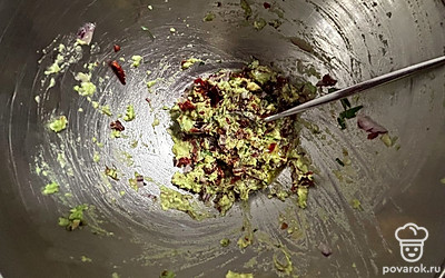 Добавьте лимонный сок, оливковое масло и перец по вкусу. Тщательно перемешайте.