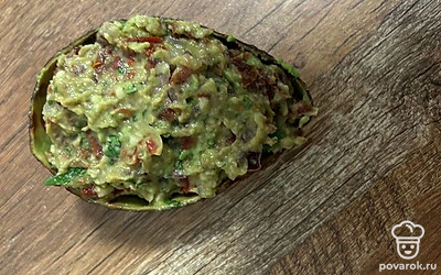 Выложите гуакамоле в кожуру от авокадо.