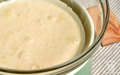 Приготовьте заварную основу. Смешайте сахар и лимонную цедру. Выложите в сотейник, хорошо перетрите. Добавьте яичные желтки, тщательно перемешайте. Влейте молоко и перемешивайте около 30 секунд до однородной гладкой массы. Поставьте емкость на водяную баню и варите на медленном огне, постоянно помешивая, около 10 минут. Заварной крем остудите, влейте в него холодный лимонный сок и хорошо перемешайте.