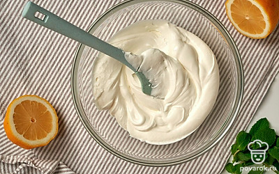 Сделайте заготовку мороженого. Сливки взбейте при помощи миксера до пышной упругой массы, работайте на средних оборотах. Затем добавьте лимонную основу, хорошо взбейте на низкой скорости миксера.