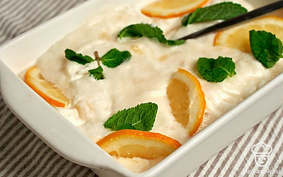 Стабилизируйте десерт. Переложите заготовку в контейнер, отправьте замораживаться на 7-8 часов. Первые 4-5 часов регулярно перемешивайте массу приблизительно каждые 30 минут.