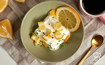 Пломбир с лимонным соком разложите по креманкам, украсьте листиками свежей мяты.