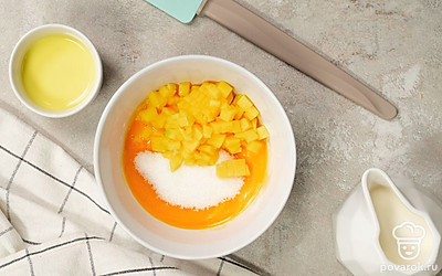 Подготовьте основу с желтками. Манго мелко порежьте. Желтки перетрите с 2 ст. л. сахара. Добавьте к желткам манго и яичный ликер.