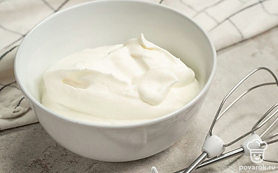 Взбейте сливки и белки. Белки хорошо взбейте с половиной сахара. Сливки взбейте с оставшимся сахаром до легких пиков.