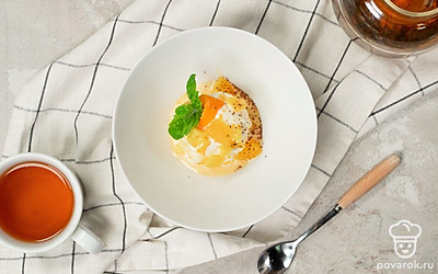 Подавайте пломбир с манго, посыпав порцию апельсиновой цедрой и украсив дольками апельсина.