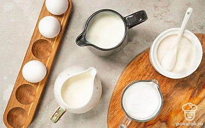 Куриные яйца помойте, отделите желтки от белков. Сливки предварительно хорошо охладите. Сахар измельчите в пудру с помощью блендера или кофемолки. Подготовьте миксер и емкость с крышкой для замораживания пломбира.