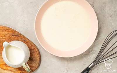 Подготовьте молочную основу. Смешайте молоко, сахарную пудру, кокосовое молоко и яичные желтки. Взбейте все до однородной массы.