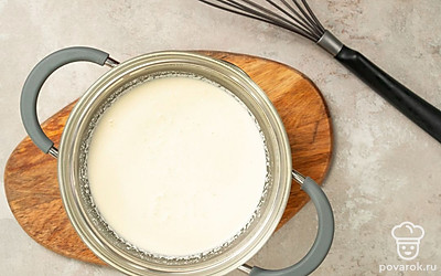 Сварите молочную основу. Поставьте молоко вариться на водяную баню. Варите, постоянно помешивая, до консистенции сгущенного молока примерно 15 минут. Снимите с огня и остудите.