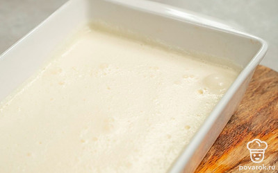 Приготовьте пломбир. Холодные сливки начните медленно взбивать миксером, затем увеличьте скорость и взбивайте до легких пиков. Взбитые сливки аккуратно соедините с молочной основой. Уберите в морозилку на 1 час. Еще раз взбейте миксером пломбир в течение 1 минуты. Уберите в морозилку на 5 часов.