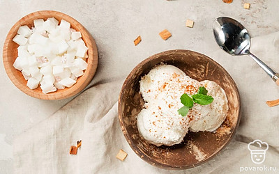 Подавайте пломбир со взбитыми сливками, посыпав порцию кокосовой стружкой.