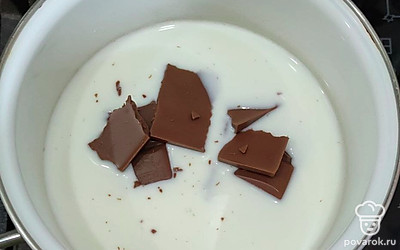 В кастрюлю налейте молоко, отправьте туда шоколад и поставьте на огонь, чтобы он растаял.