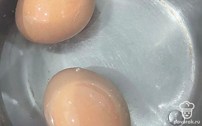 Яйца сварите вкрутую.