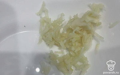 Чеснок натрите на мелкой терке.
