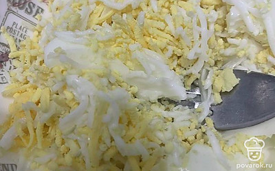 Яйца почистите и натрите на мелкой терке.