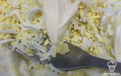 Соедините яйца, чеснок и майонез. Перемешайте. Начинка готова.