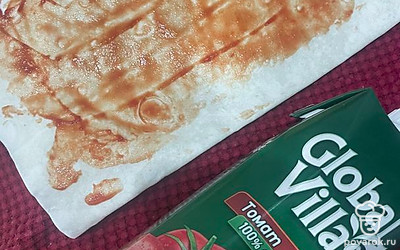 Лаваш смажьте томатным соком.