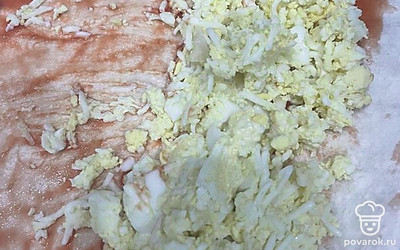 Распределите начинку по лавашу.