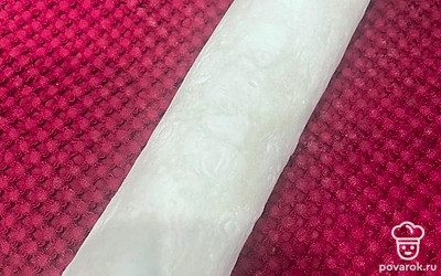 Сверните лаваш в рулет.